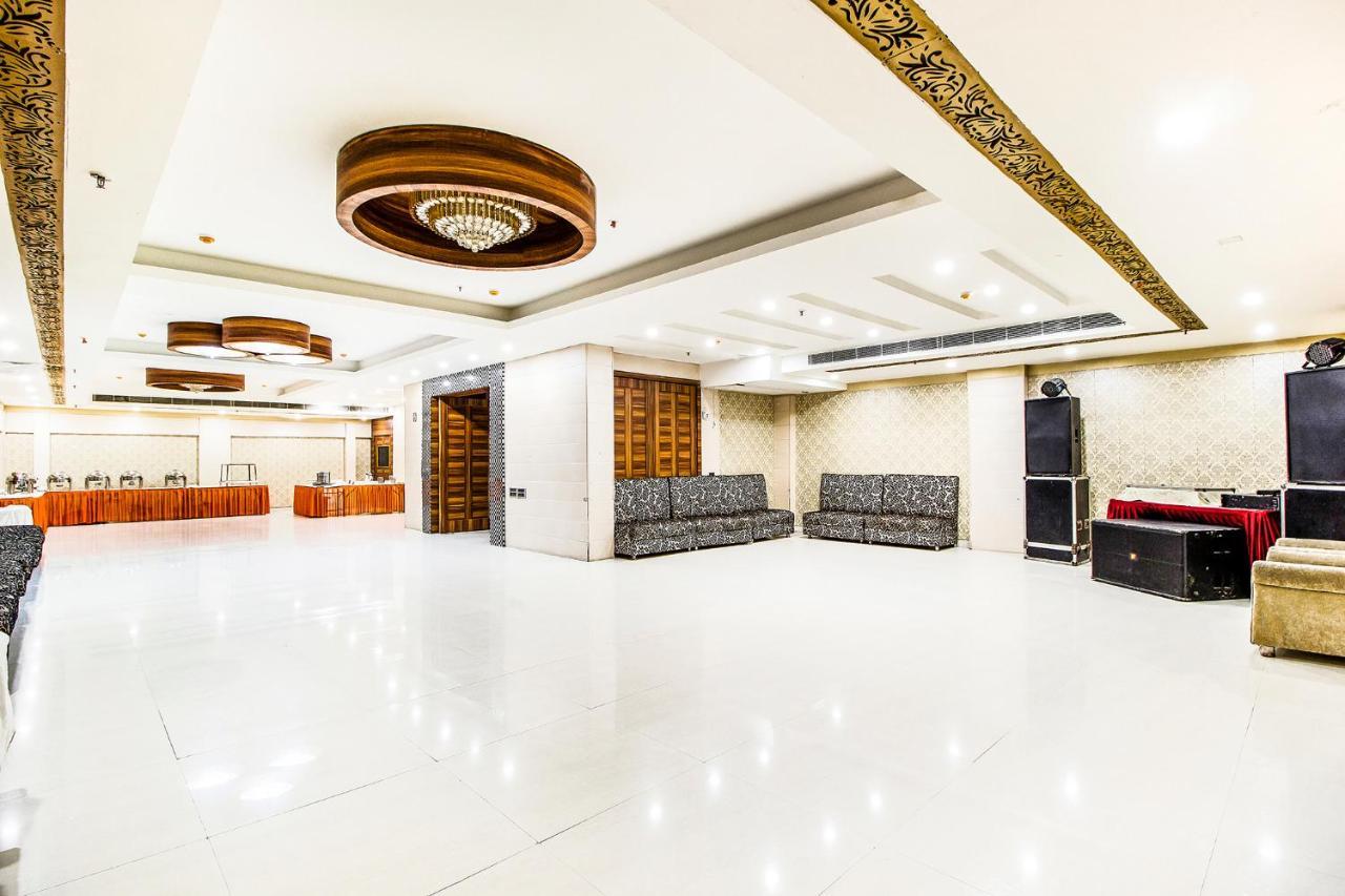 Fabhotel Le Monarque Chandigarh Bagian luar foto